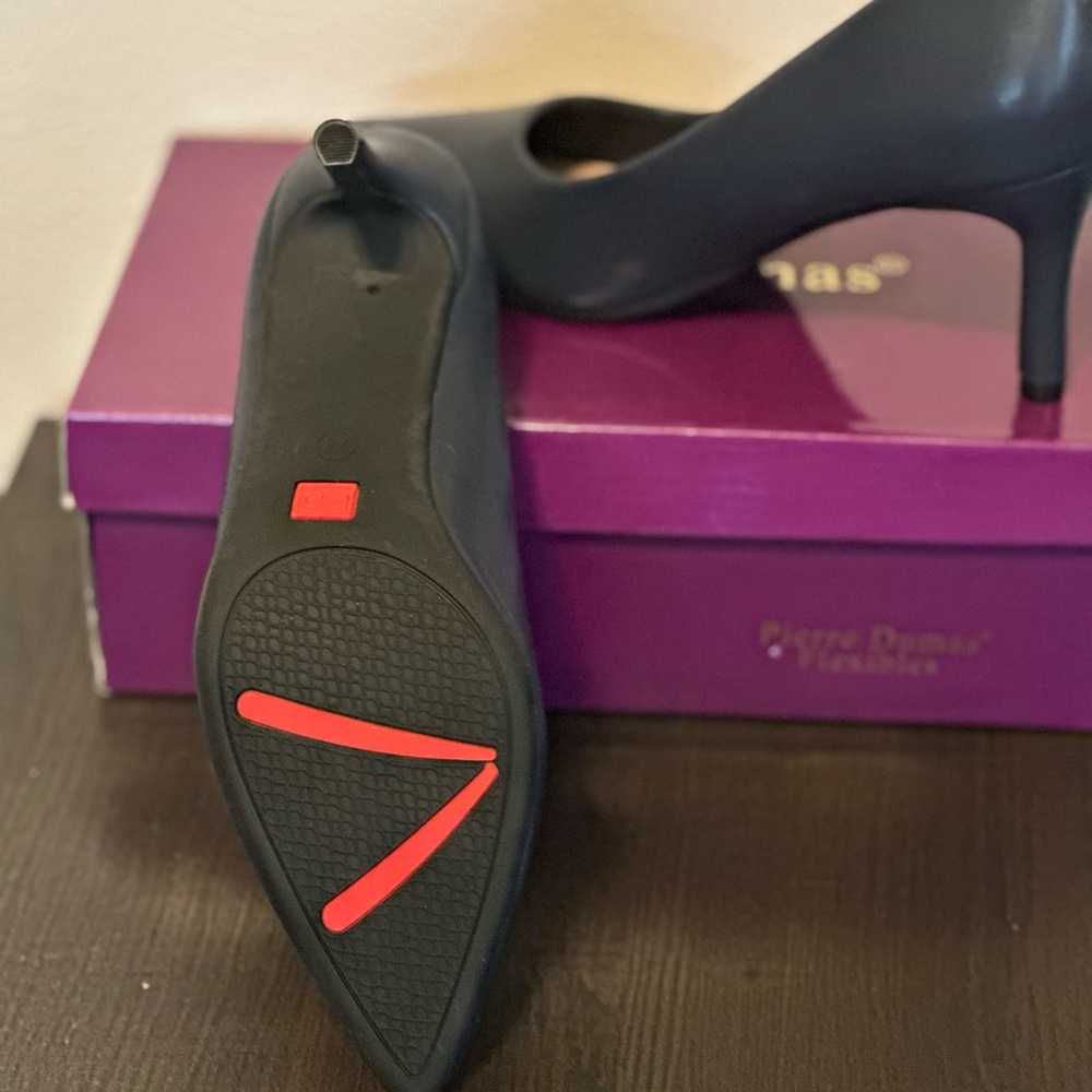 Pierre Dumas Women's Navy Heels - Picture 2 of 3